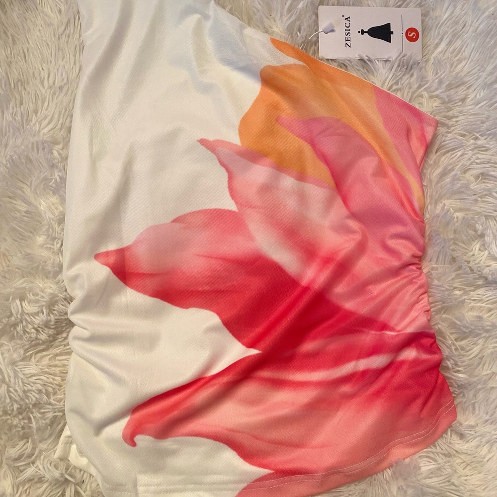 Zesica Floral One-Shoulder Top